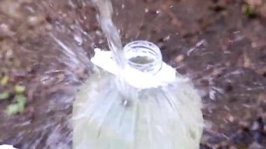 kauçuk hortum dan temiz içme suyu ile plastik şişe doldurma