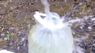 kauçuk hortum dan temiz içme suyu ile plastik şişe doldurma