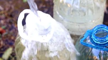 kauçuk hortum dan temiz içme suyu ile plastik şişe doldurma