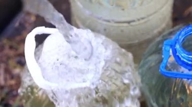 kauçuk hortum dan temiz içme suyu ile plastik şişe doldurma