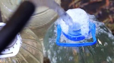 kauçuk hortum dan temiz içme suyu ile plastik şişe doldurma