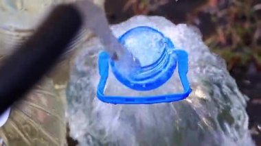 kauçuk hortum dan temiz içme suyu ile plastik şişe doldurma