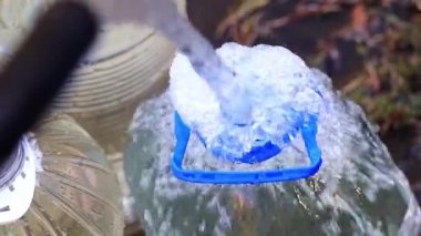 kauçuk hortum dan temiz içme suyu ile plastik şişe doldurma