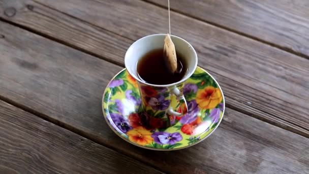 Tasse Mit Starkem Schwarzen Tee Steht Auf Einem Rustikalen Holztisch — Stockvideo