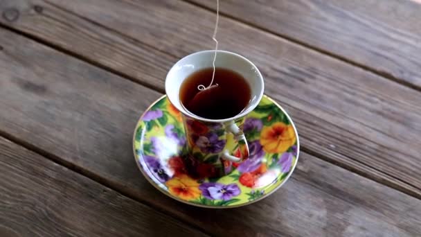 Tasse Mit Starkem Schwarzen Tee Steht Auf Einem Rustikalen Holztisch — Stockvideo