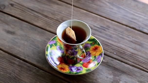 Tasse Avec Thé Noir Fort Tient Sur Une Table Rustique — Video