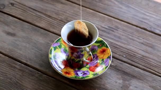 Taza Con Fuertes Soportes Negro Sobre Una Mesa Rústica Madera — Vídeos de Stock