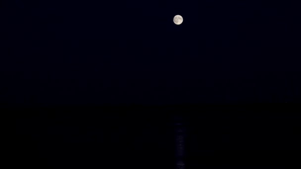 Повний Місяць Вечірньому Небі Про Відображення Світла Воді — стокове відео