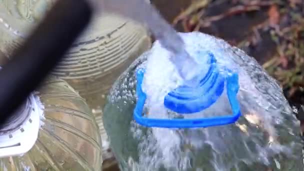 Наповнення Пластикових Пляшок Чистою Питною Водою Гумового Шланга — стокове відео