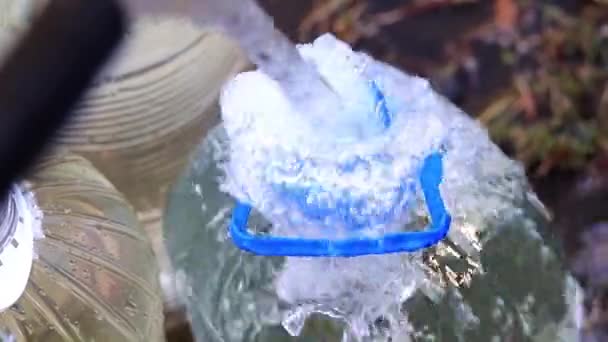 Encher Garrafas Plástico Com Água Potável Limpa Uma Mangueira Borracha — Vídeo de Stock