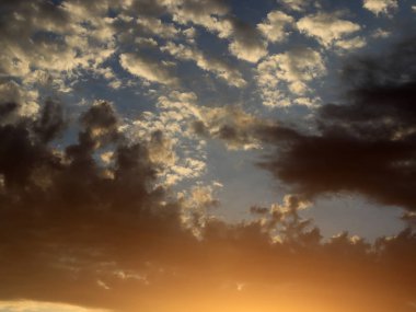 güzel yaz bulutlu gökyüzü doğa unsuru olarak