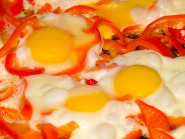 Kahvaltı için taze sebze ile pişmiş yumurta pişirme işlemi