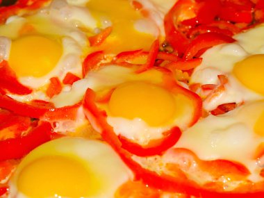 Kahvaltı için taze sebze ile pişmiş yumurta pişirme işlemi