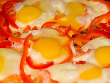 Kahvaltı için taze sebze ile pişmiş yumurta pişirme işlemi