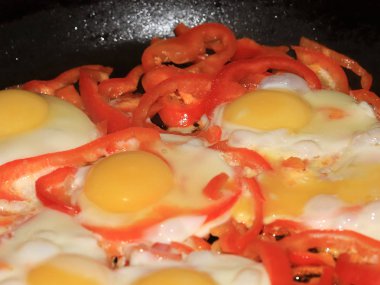 Kahvaltı için taze sebze ile pişmiş yumurta pişirme işlemi