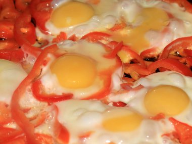 Kahvaltı için taze sebze ile pişmiş yumurta pişirme işlemi