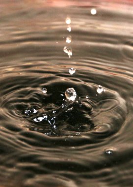 yağ damla sıvı yüzeyinde süslü desen oluşturmak