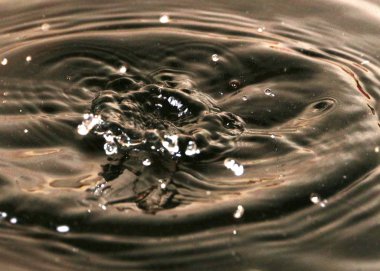 yağ damla sıvı yüzeyinde süslü desen oluşturmak