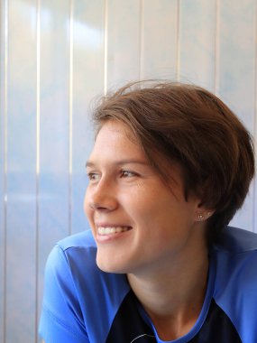 gülümseyen ve duygusal sevinç ifade güzel atletik genç kadın