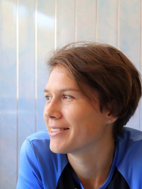 gülümseyen ve duygusal sevinç ifade güzel atletik genç kadın