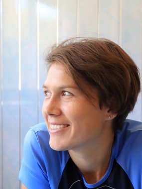 gülümseyen ve duygusal sevinç ifade güzel atletik genç kadın