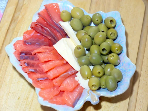 Fette Salmone Salato Olive Fresche Burro Cena — Foto Stock