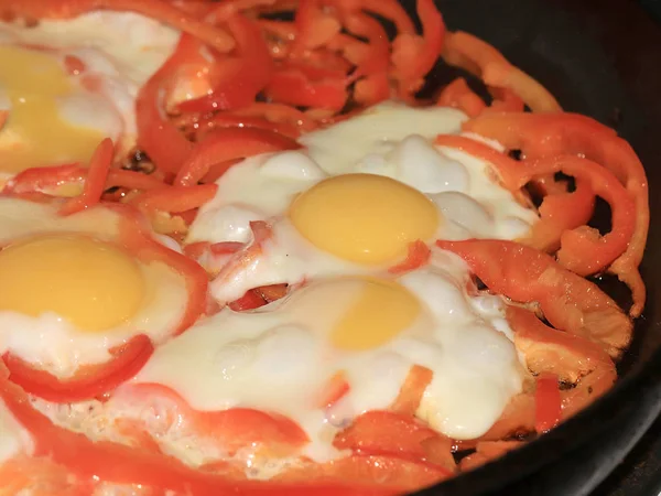 早餐用炒鸡蛋煮新鲜蔬菜的过程 — 图库照片