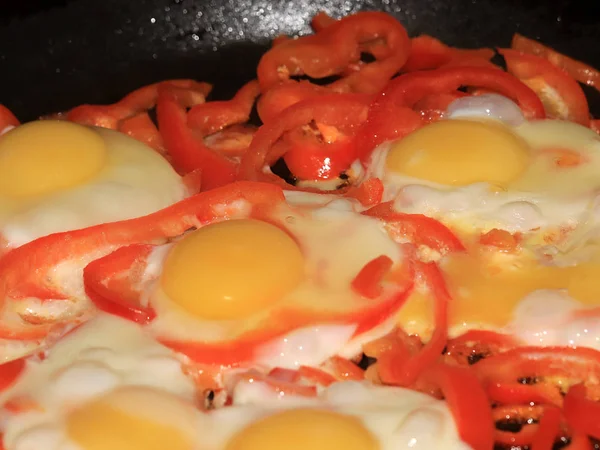아침에 스크램블 계란과 신선한 야채를 — 스톡 사진