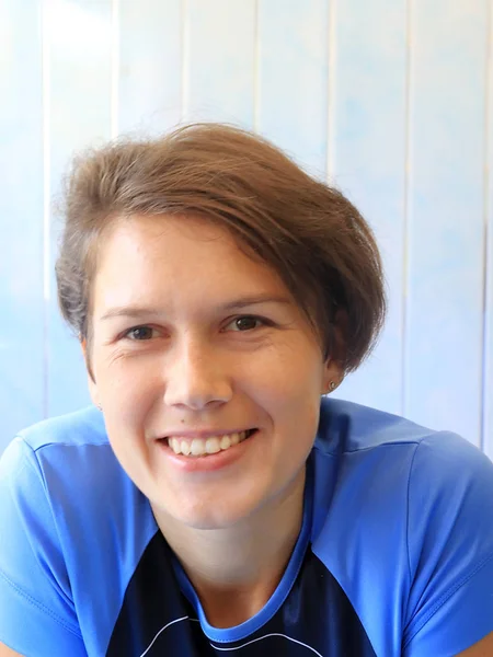 Bela Atlética Jovem Mulher Sorrindo Emocionalmente Expressar Alegria — Fotografia de Stock