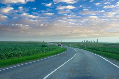 otoyol ve çiftlik alanları ve çayırlar