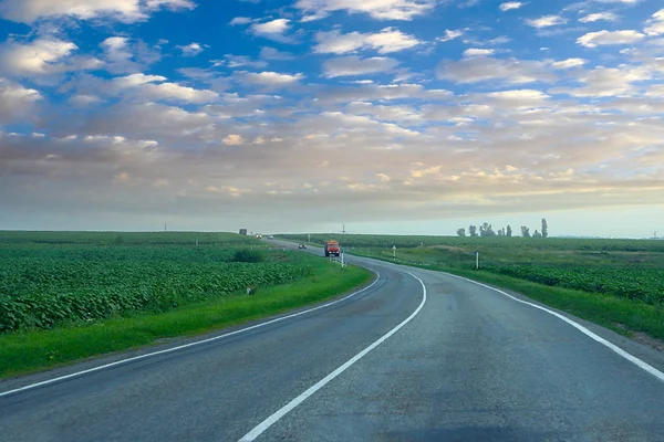 otoyol ve çiftlik alanları ve çayırlar