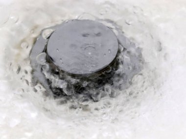 kabarcıklar drenaj deliğine akan su akışı yüzeyi