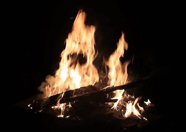 Helle Flamme Des Feuers Auf Der Oberfläche Der Reste Der — Stockfoto