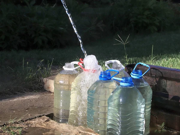 Las Botellas Plástico Llenado Con Agua Potable Transparente —  Fotos de Stock