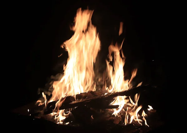 Φωτεινή Φλόγα Της Φωτιάς Στην Επιφάνεια Των Λειψάνων Της Δομής — Φωτογραφία Αρχείου