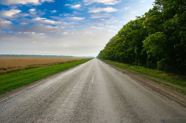 otoyol ve çiftlik alanları ve çayırlar