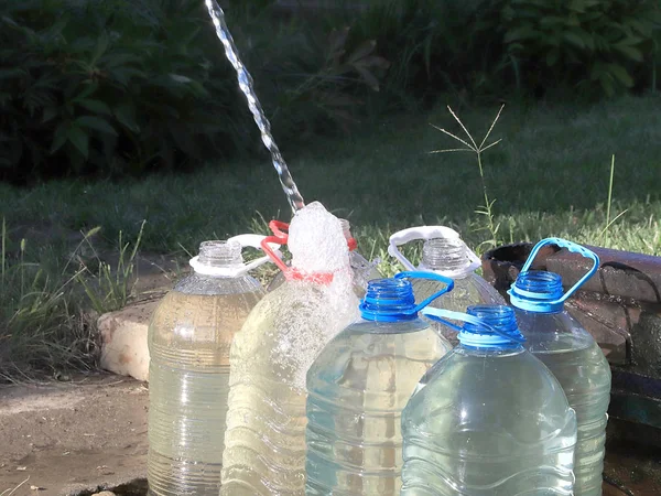 Наповнення Пластикових Пляшок Чистою Питною Водою — стокове фото