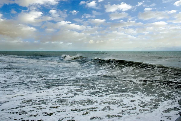 Schöner Felsiger Meeresstrand Und Wolkenverhangener Himmel Über Dem Horizont — Stockfoto