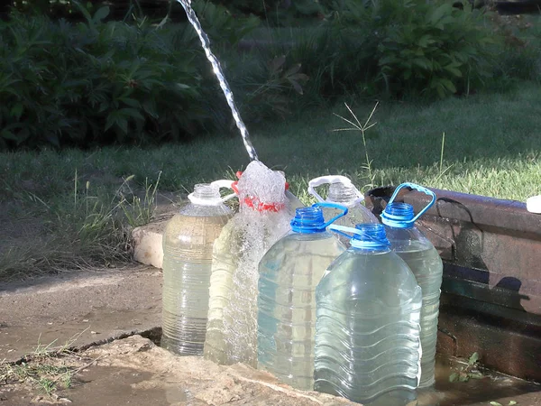 Las Botellas Plástico Llenado Con Agua Potable Transparente —  Fotos de Stock