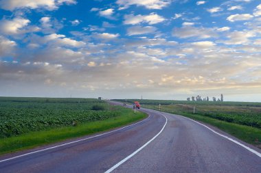 otoyol ve çiftlik alanları ve çayırlar