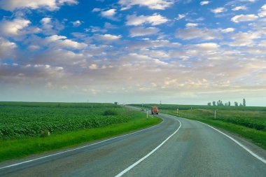 otoyol ve çiftlik alanları ve çayırlar