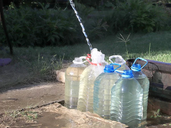 Наповнення Пластикових Пляшок Чистою Питною Водою — стокове фото