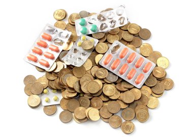 tıbbi ilaç ve uyuşturucu yanındaki metal paralar ödenen sağlık sembolü olarak vardır