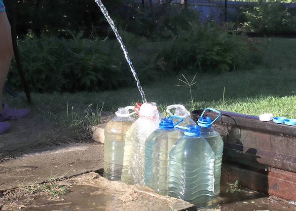 Las Botellas Plástico Llenado Con Agua Potable Transparente — Foto de Stock