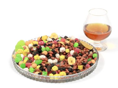 bir bardak güçlü alkollü içecek ve aperatifler için meyve şekerlenmiş