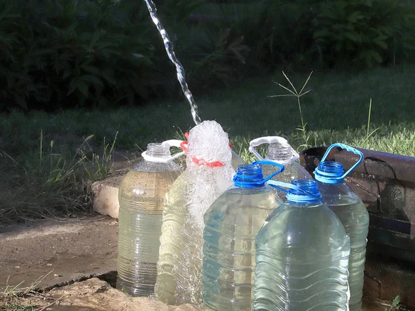 Fyllning Plastflaskor Med Tydlig Dricksvatten — Stockfoto