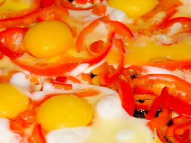 Kahvaltıda taze kavrulmuş domates ile kızarmış yumurta pişirme