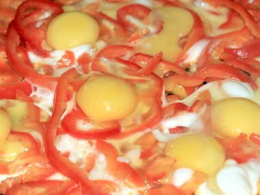 Kahvaltıda taze kavrulmuş domates ile kızarmış yumurta pişirme