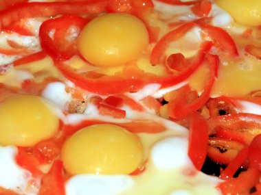 Kahvaltıda taze kavrulmuş domates ile kızarmış yumurta pişirme