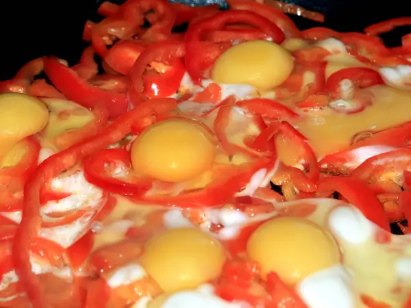 Cuisson Des Œufs Frits Avec Des Tomates Fraîchement Rôties Pour — Photo